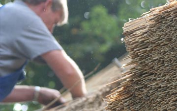 professional Cefn Y Bedd thatchers